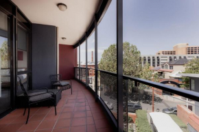 Inner-city 2 bedroom apartment - perfectly located